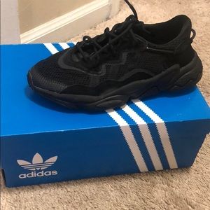 Adidas OZWEEGO Size 5